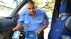 Strážník Kubát připojil elektrody na mužův hrudník a začal s oživováním. „Pán... Strážník Kubát připojil elektrody na mužův hrudník a začal s oživováním. „Pán...