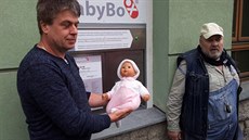 Šéf spolku Babybox pro odložené děti - Statim Ludvík Hess (vpravo) a dodavatel... Šéf spolku Babybox pro odložené děti - Statim Ludvík Hess (vpravo) a dodavatel...