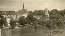 Zámek v Uherovicích zachycený v roce 1927