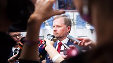 Petr Fiala komentuje pro novináře průběžné volební výsledky ve štábu ODS v... Petr Fiala komentuje pro novináře průběžné volební výsledky ve štábu ODS v...