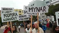 „Kolik ti je“, ptal se muž demonstranta proti Zemanovi „Kolik ti je“, ptal se muž demonstranta proti Zemanovi