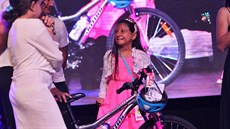 Natálka mla z darovaného kola velkou radost. (1. íjna 2016)