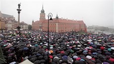 Na demonstraci proti zákazu potrat ve Varav pilo podle odhad pes sto...