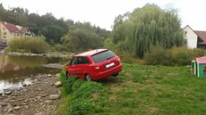 Auto v Kamenném Přívoze sjelo do řeky. Fotografie po vytažení auta na břeh... Auto v Kamenném Přívoze sjelo do řeky. Fotografie po vytažení auta na břeh...