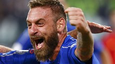 Italský fotbalista Daniele De Rossi práv promnil penaltu a zaídil remízu se...