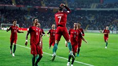 Portugalci slaví gól Cristiana Ronalda.