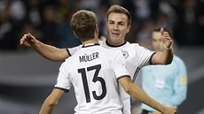 Mario Götze líbá trofej pro mistry svta, finále v roce 2014 proti Argentin rozhodl.