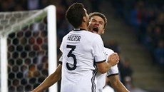 Nmetí fotbalisté slaví gól proti eské reprezentaci. Zády Jonas Hector, elem...