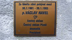 Pamětní deska byla na plotu u věznice už před dvěma roky. Vedení káznice ji ale... Pamětní deska byla na plotu u věznice už před dvěma roky. Vedení káznice ji ale...