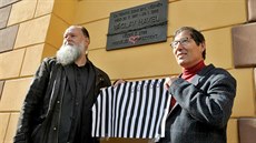 Odhalení pamětní desky Václava Havla na zdi věznice v Plzni na Borech. Na... Odhalení pamětní desky Václava Havla na zdi věznice v Plzni na Borech. Na...