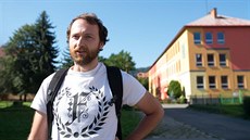 Adam Bedich spolu s kolegyní zjiuje názory obyvatel bytovek ve Vsetín.