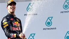 Daniel Ricciardo se raduje s triumfu ve Velké cen Malajsie.