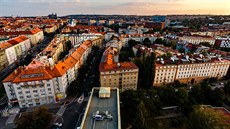 Pohled na dejvickou zástavbu a stechu jiního traktu hotelu. Na obzoru Praský...