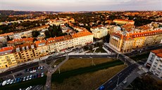 Na námstí ped hotelem dlouhá desetiletí konily tramvaje, teprve ped pti...