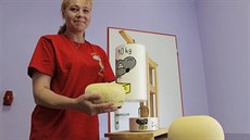 Sýrařka Pavlína Řezáčová (na snímku) vyrábí zhruba patnáct druhů sýrů, do... Sýrařka Pavlína Řezáčová (na snímku) vyrábí zhruba patnáct druhů sýrů, do...