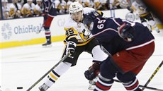 Dominik Simon (vlevo) z Pittsburghu posílá puk kolem Markuse Nutivaary z... Dominik Simon (vlevo) z Pittsburghu posílá puk kolem Markuse Nutivaary z...