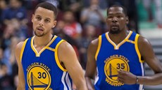 Stephen Curry (vlevo) a Kevin Durant z Golden State během prvního společného... Stephen Curry (vlevo) a Kevin Durant z Golden State během prvního společného...