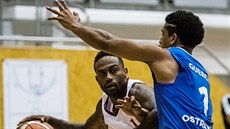 Svitavský rozehrávač Willie Bannister (vlevo) se snaží prodrat s míčem přes... Svitavský rozehrávač Willie Bannister (vlevo) se snaží prodrat s míčem přes...
