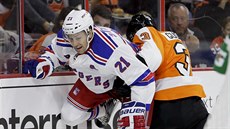 Radko Gudas (vpravo) z Philadelphie atakuje Dereka Stepana z NY Rangers.