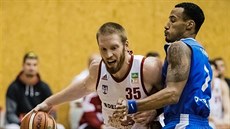 Pivot svitavských basketbalistů Brett Evan Roseboro (v bílém) v duelu s... Pivot svitavských basketbalistů Brett Evan Roseboro (v bílém) v duelu s...