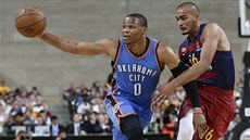 Russell Westbrook (vlevo) z Oklahoma City v souboji se Stefanem Penem z...