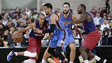 Stefan Peno (vlevo) z Barcelony útoí na ko Oklahoma City kolem Andrého...