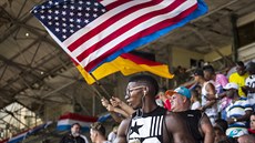 Fanouek amerických fotbalist v hlediti v kubánské Havan