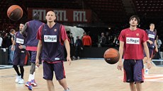 Luboš Bartoň (vlevo) a Ricky Rubio společně na tréninku Barcelony, zcela vlevo... Luboš Bartoň (vlevo) a Ricky Rubio společně na tréninku Barcelony, zcela vlevo...