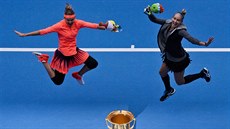 Lucie afáová (vlevo) a Bethanie Matteková-Sandsová taní nad pohárem pro...