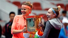 Lucie afáová (vlevo) a Bethanie Matteková-Sandsová s poháre pro vítzky...