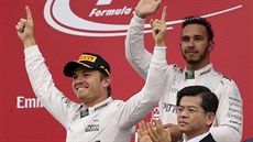 Nico Rosberg (vlevo) triumfoval ve Velké cen Japonska F1, v pozadí jeho kolega...