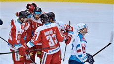 Hokejisté Olomouce slaví gól na led Chomutova, vpravo smutní obránce Juraj...