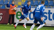 Radim Breite (vlevo) z Liberce slaví gól proti Teplicím, s gratulací spchá...