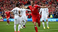 Gareth Bale z Walesu slaví gól do sít Gruzie.