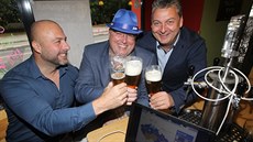 Radost vítězů krajských voleb - hnutí ANO 2011 v ústeckém grillpubu. Uprostřed... Radost vítězů krajských voleb - hnutí ANO 2011 v ústeckém grillpubu. Uprostřed...