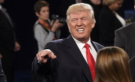 Republikánský kandidát na prezidenta Donald Trump pi televizní debat se svou...