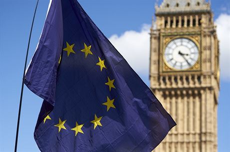 Vlajka EU ped Westminsterskm palcem