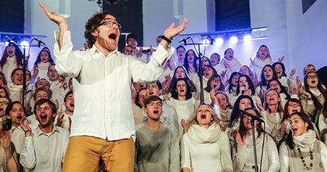 Sbormistr Terry English svj temperament  v projektu Ostrava zpívá gospel...