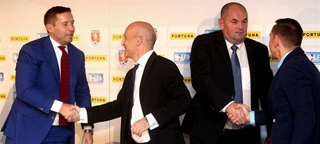 PODZIM 2016. éf Ligové fotbalové asociace Duan Svoboda (zcela vlevo) a pedseda Fotbalové asociace R Miroslav Pelta (druhý zprava) si podávají ruce se zástupci sázkové kanceláe Fortuna, která se stala novým významným partnerem eského fotbalu. 