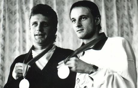Skokané Pavel Ploc (vlevo) a Jií Malec pózují s medailemi, které získali na...