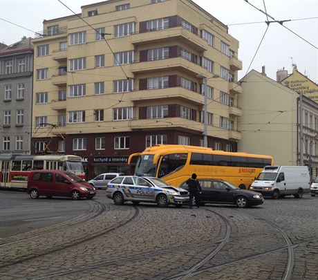 Policejní auto v úterý havarovalo na kiovatce ulic Milady Horákové a Badeniho...