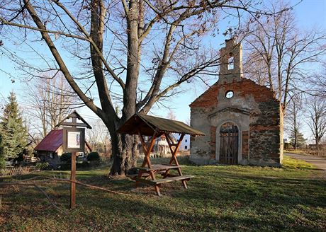 Kaple je dnes bez stechy a krov, uvnit rostou stromy, nemá okna ani dvee....