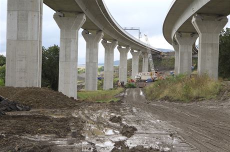 Stavba dálnice D8 v Prackovicích nad Labem