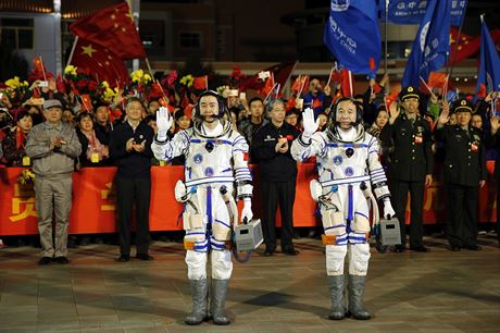 nt tchajkonaut ing Chaj-pcheng (vpravo) a chen Tung (vlevo) ped odletem...