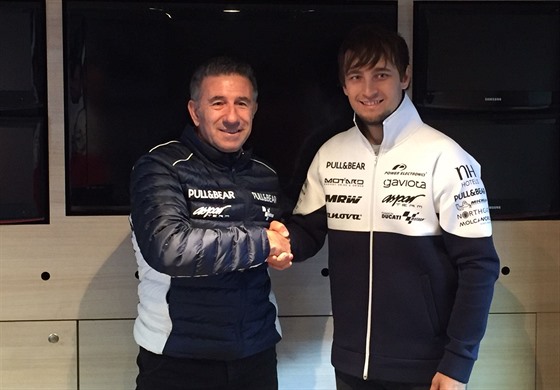 V NOVÉM DRESU. Karel Abraham bude v MotoGP jezdit za tým Aspar. Vlevo je Jorge...