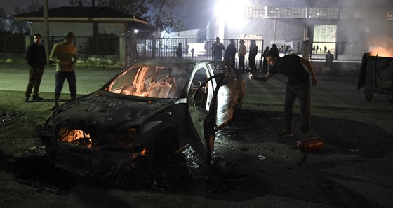 Migranti v ecku podpálili auto idie, který srazil a usmrtil enu s díttem...