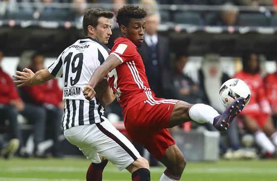 Kingsley Coman z Bayernu Mnichov (vpravo) si zpracovává mí ped frankfurtským...