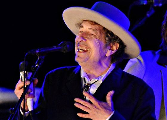 Americký hudebník Bob Dylan bhem vystoupení na festivalu v britském Paddock...