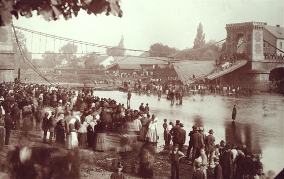 Chvíle po pádu etzového mostu pes eku Ostravici, pi kterém 15. záí 1886...