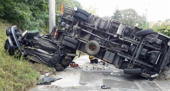 V Brn se samovoln rozjel vz s montání ploinou a narazil do osobního auta....